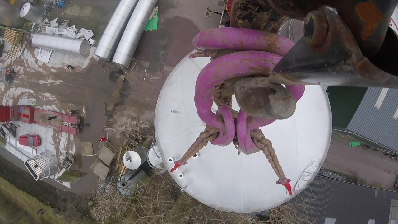 Bruin Tankbouw plat leggen van grote tank.