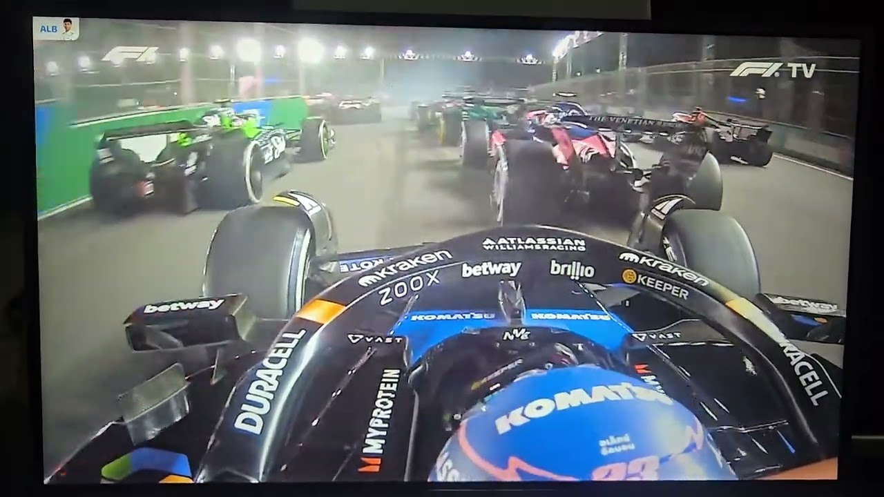 El toque de Albon a Colapinto que da&ntilde;o el suelo del Alpine. GP Las Vegas 2025