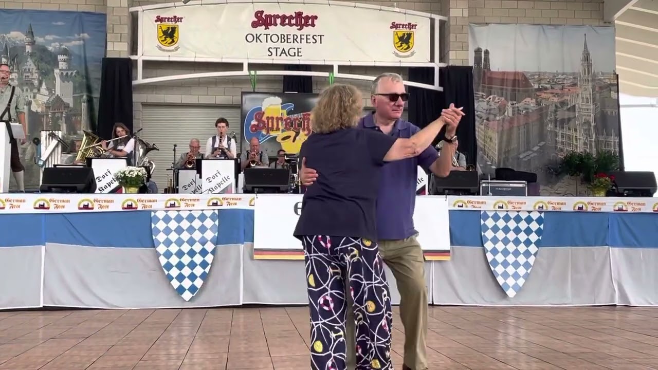 Dorf Kapelle - In München Steht Ein Hofbräuhaus (German Fest, Milwaukee, Wisconsin)