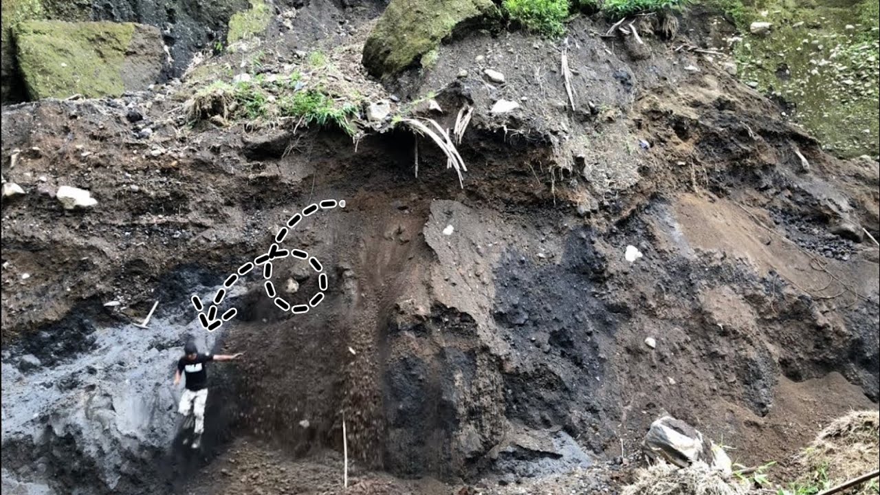 looking for death..!!! swept away by a landslide during excavation