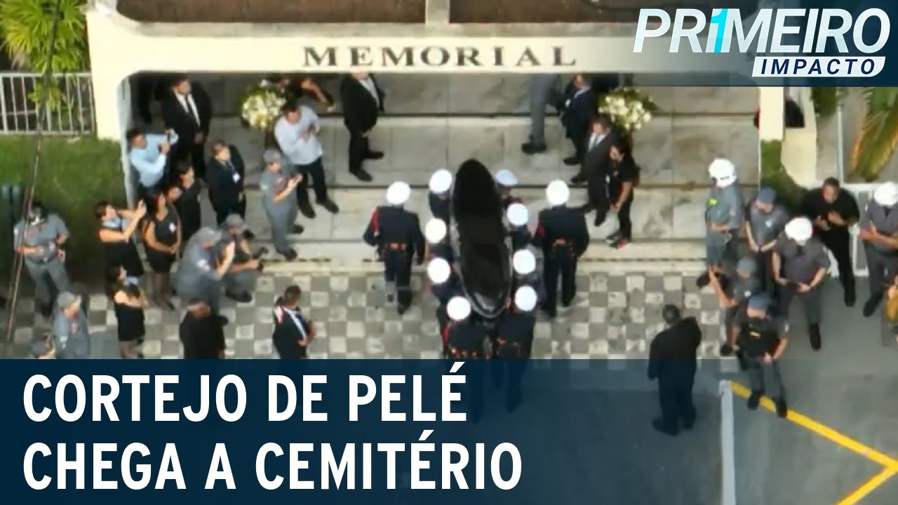 Acompanhado por multidão, cortejo de Pelé chega a cemitério em Santos | Primeiro Impacto (03/01/23)