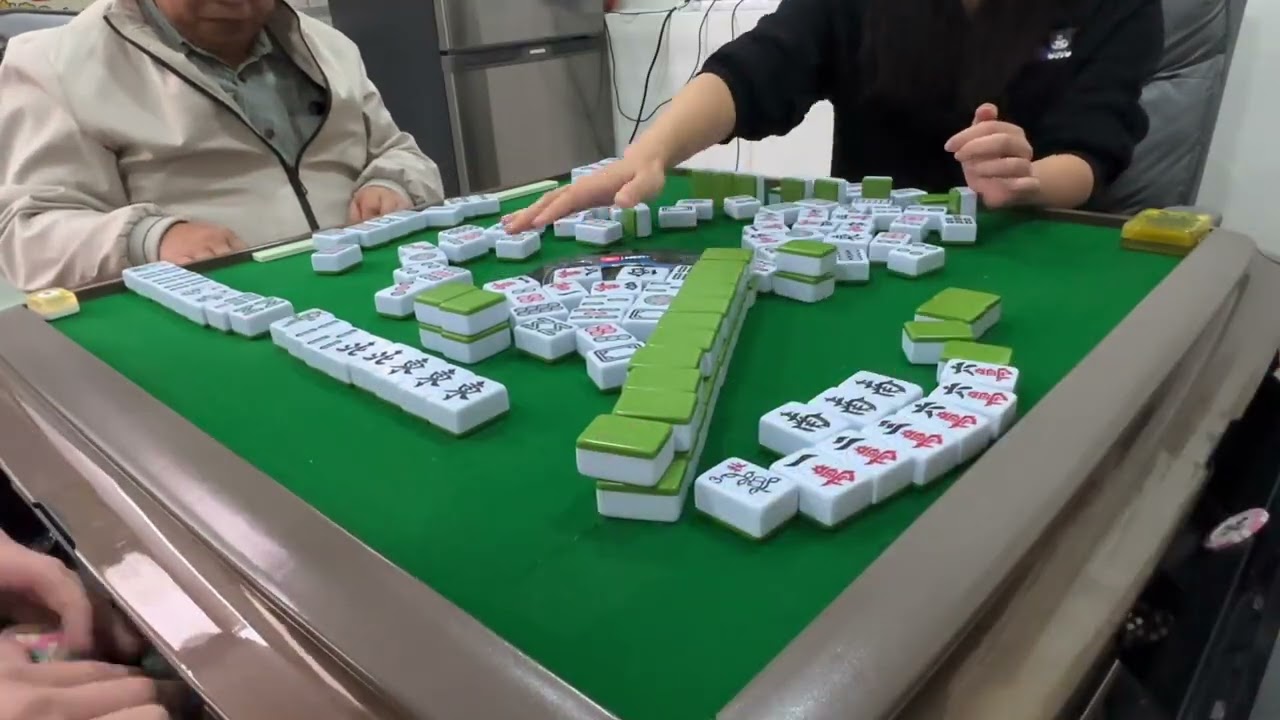 Mahjong385.廣東牌十番512四回之一：KK大年初一同大家拜年，恭喜發財，片頭送比大家維園花市挑戰。 Calvin叔 KK 蘭姐 阿寶