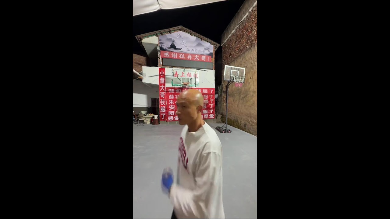 One man, one courtyard, one basketball, one move, one dream! 2026-02-08 00:48:22