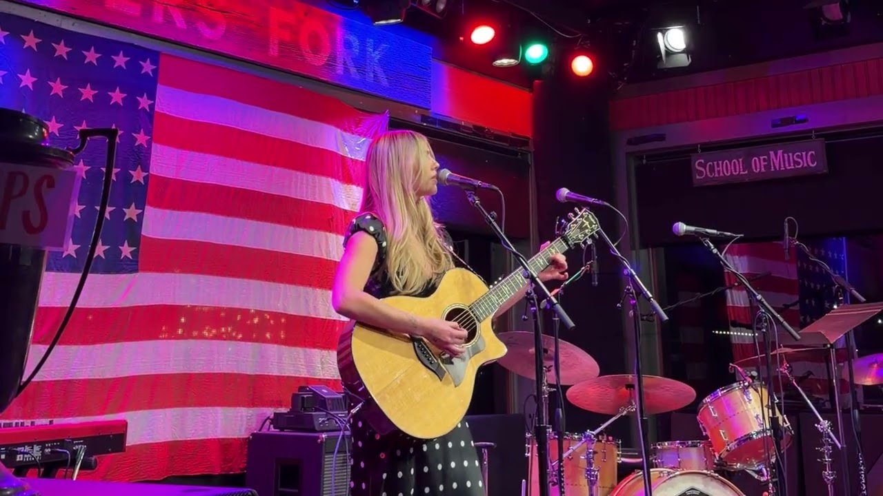 Elizabeth Covington 'Don't Rush A Girl' - Live at Fox & Locke