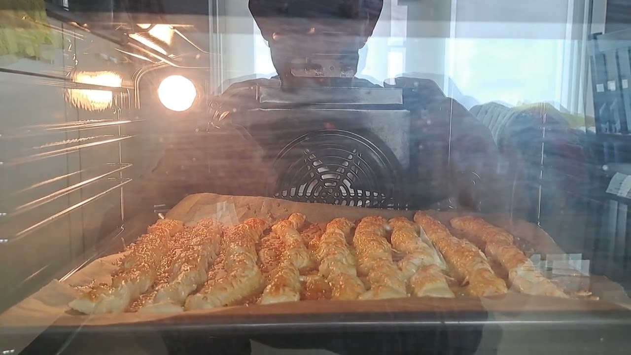 De Thuisbakker heeft in de oven gezet en de knabbelsrengels, kaasstengels worden gebakken 15-6-2024