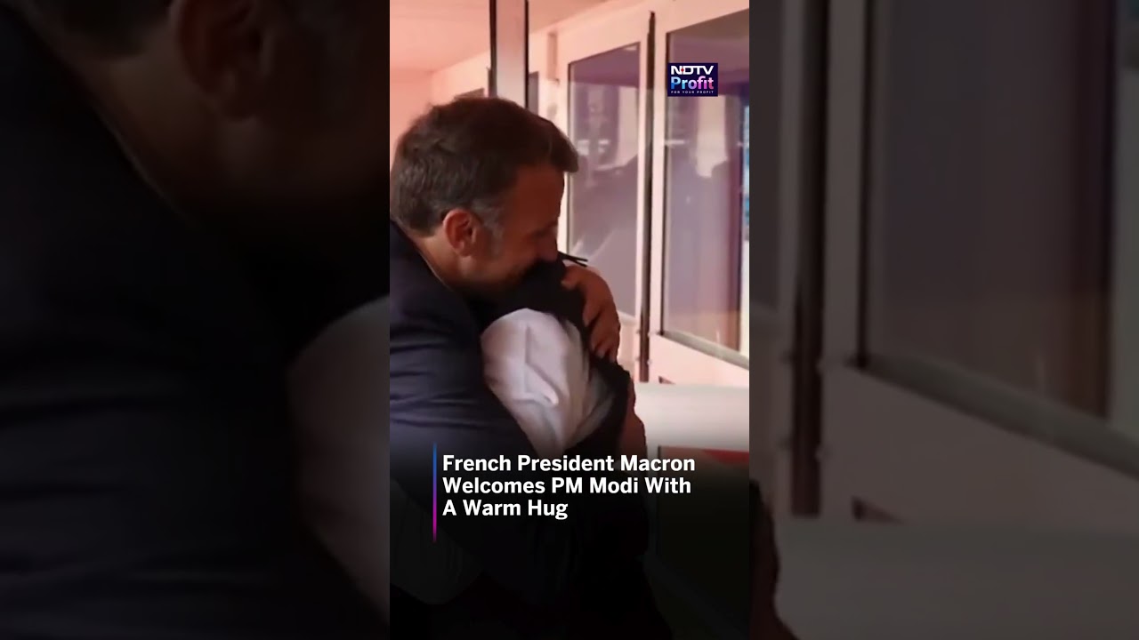 French President Macron Welcomes PM Modi With A Warm Hug #shorts