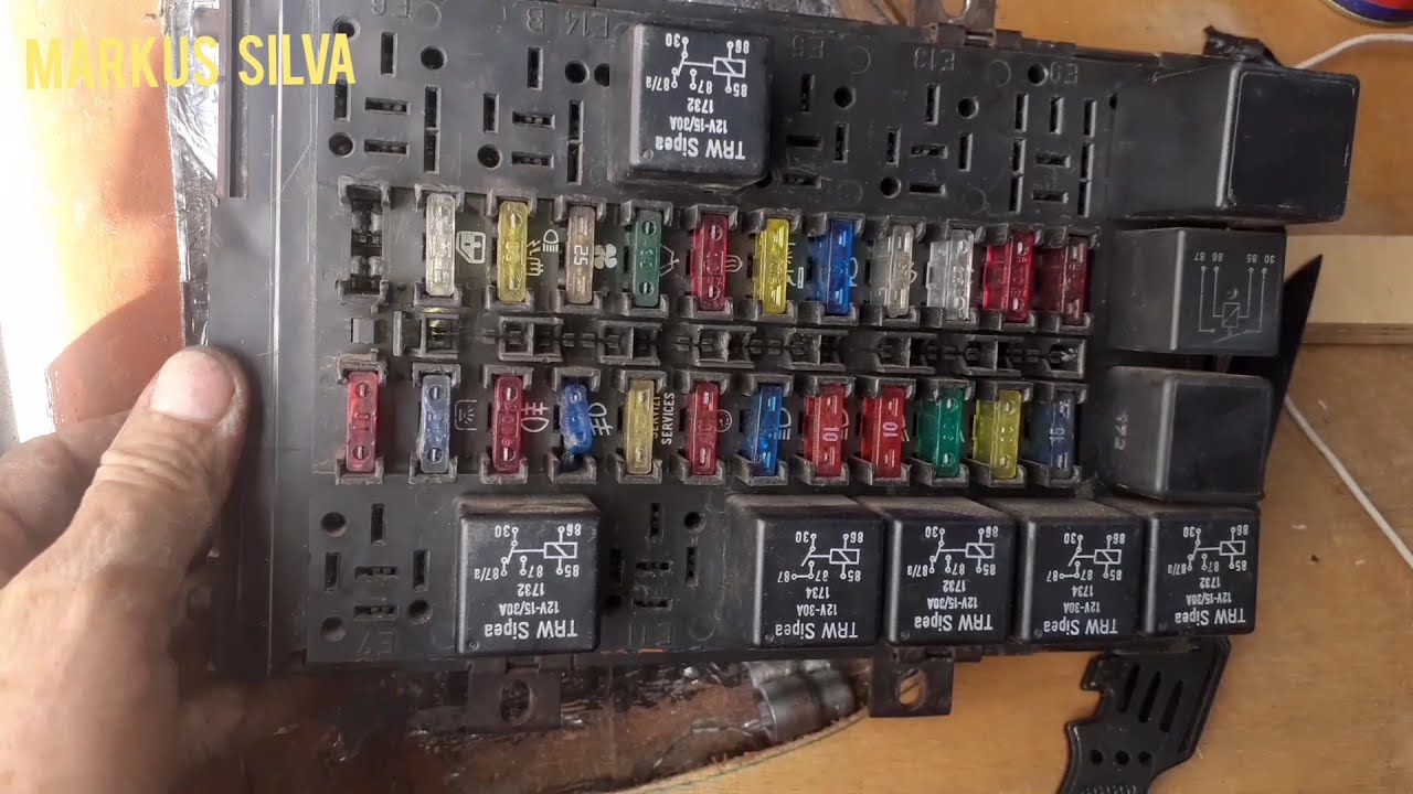 CAIXA DE FUSIVEL DA IVECO DAILY 4012, refazendo o painel trocando fusiveis