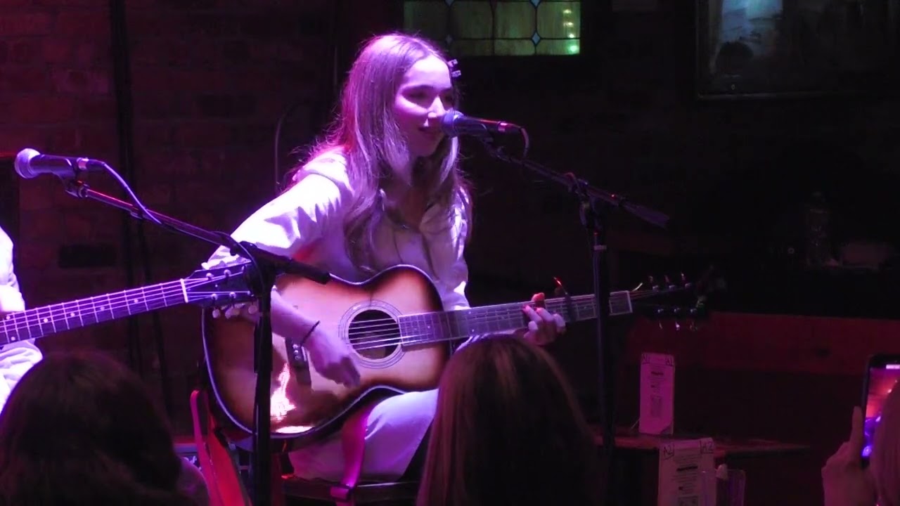 Esme Thorne - “Comfortable” Live at The Bitter End