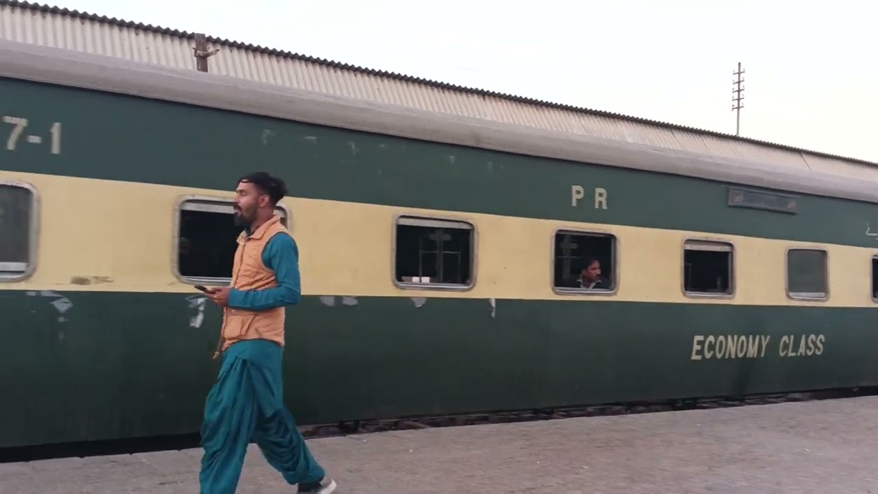 6013 ki lead men karachi express cantt station karachi se apny safar ka aghaz karty hus Best evening