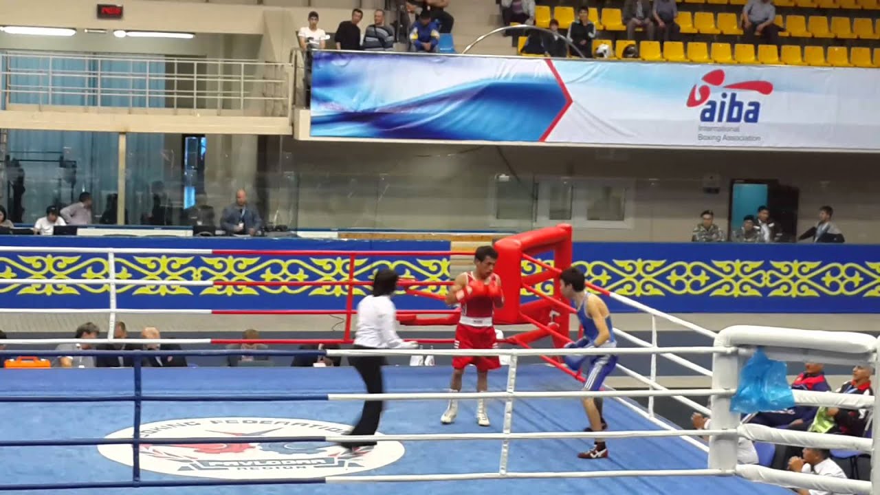 الملاكم حسن البرص مع الملاكم الكازخستاني