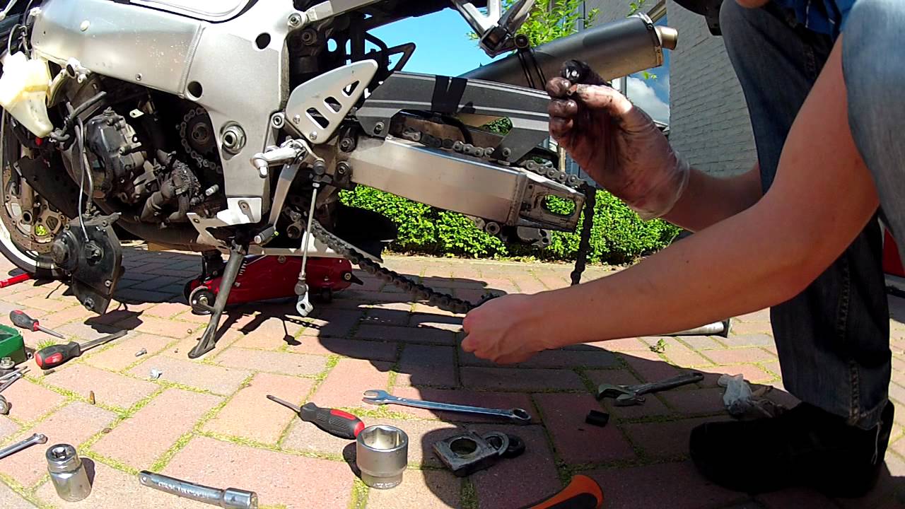 HowTo change sprockets and chain of a GSX-R 600 SRAD 1998