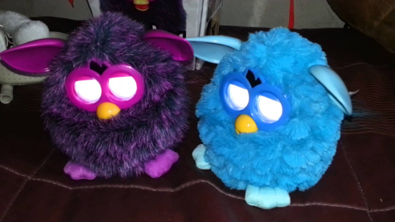 Dos furbys bailando y cantando