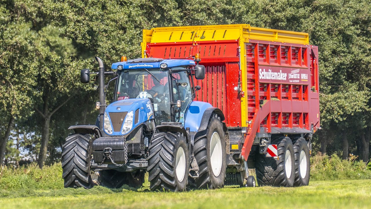 Gras oprapen met een New Holland T7.220 + T7030 | J.M. van Vliet