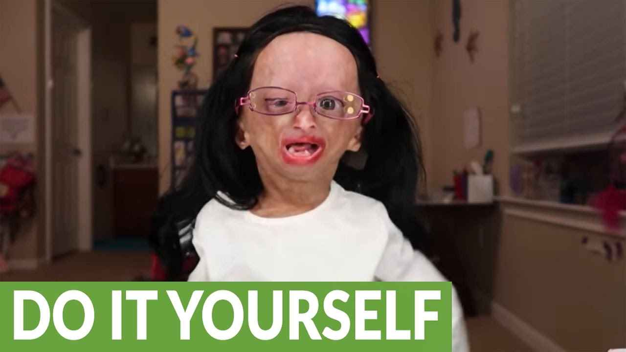 Adalia Rose shows us her 'Miranda Sings' makeup tutorial