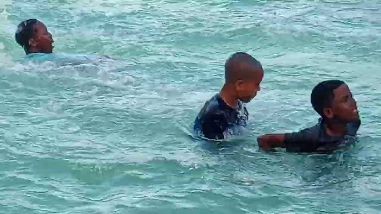 @el Tiempo en la piscina mis pequeños niños #Like#Subscribe
