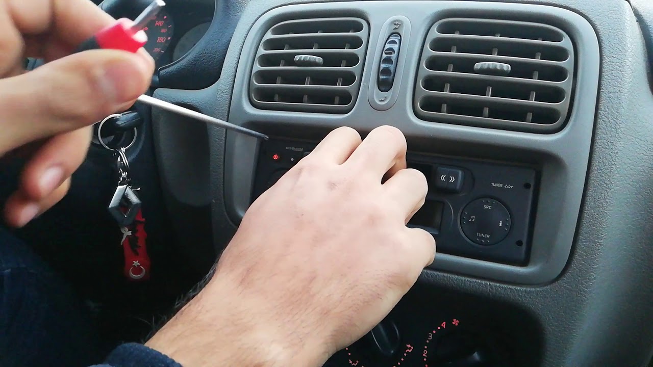 Renault Clio 2 2005 Sedan Teyp Sökümü