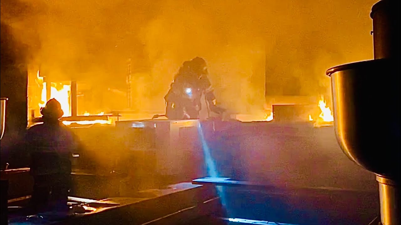 **EARLY ARRIVAL** - FDNY BOX 4464 - FDNY BATTLING STUBBORN 4TH ALARM COMMERCIAL FIRE ON 38TH AVENUE.