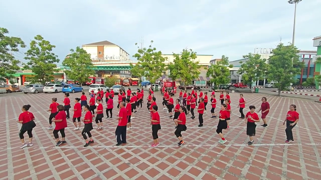 Hooray hooray it's a holi-holiday dance  ณ ลานรำวงปู่เจ้าสมิงพราย