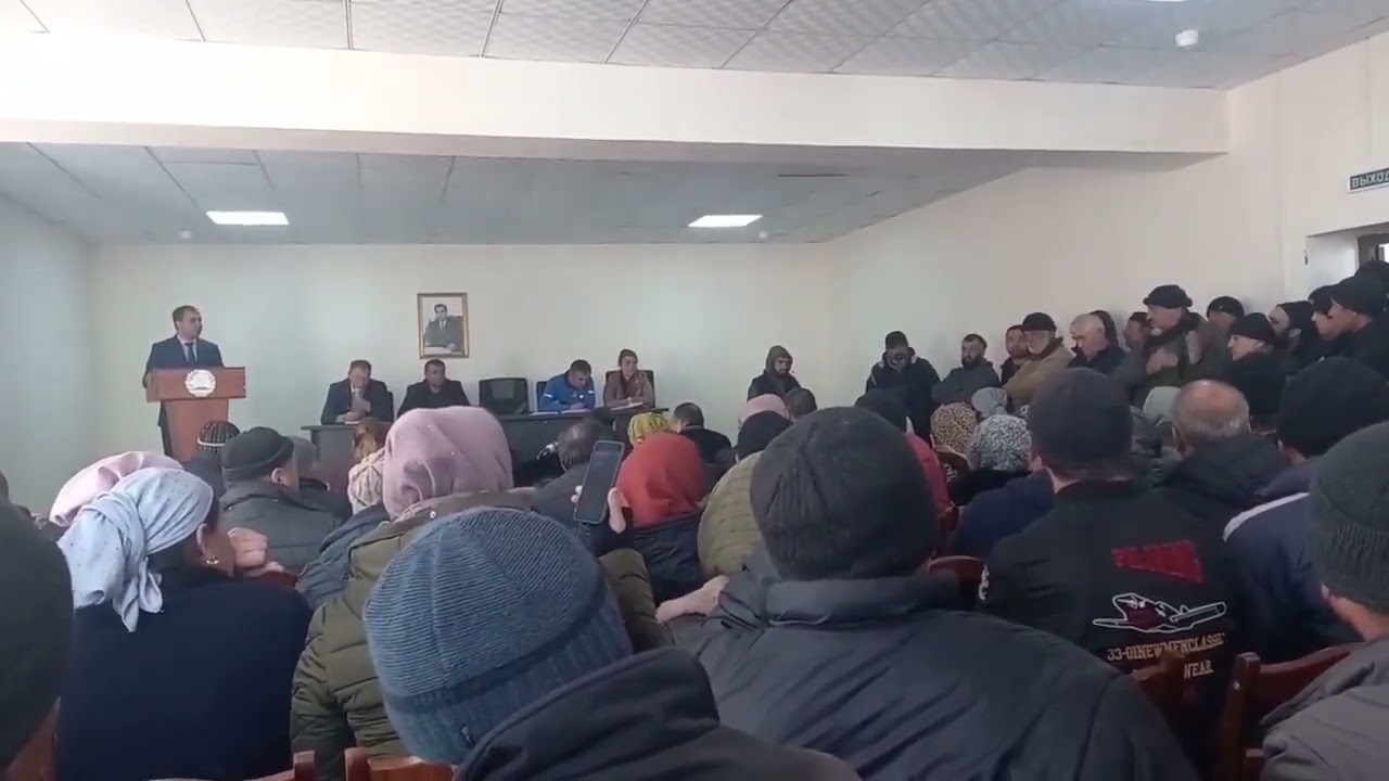 ЖАРКАЯ ДИСКУССИЯ БОКИРА С МЭРОМ ХОРОГА: РАЗВЕ ТЕРРОРИСТЫ ХОДЯТ В РВАННОЙ ОБУВИ, КАК У МЕНЯ? (ВИДЕО)