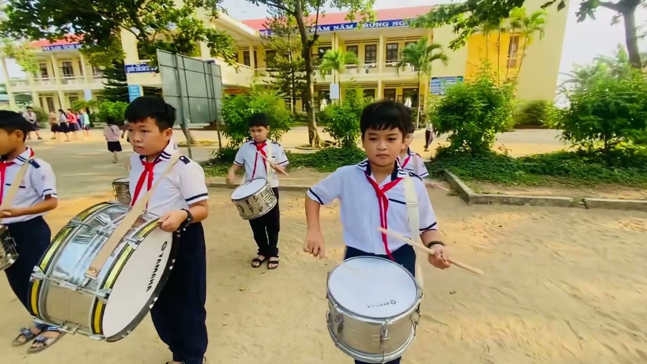Trống chào cờ. Hành tiến. Chào mừng