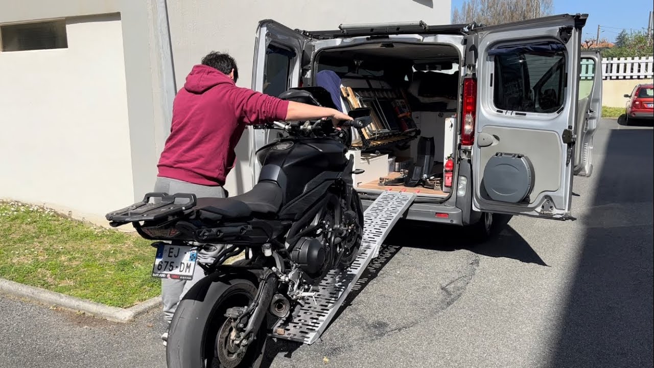CHARGEMENT Tracer 900 dans Trafic 2 am&eacute;nag&eacute;