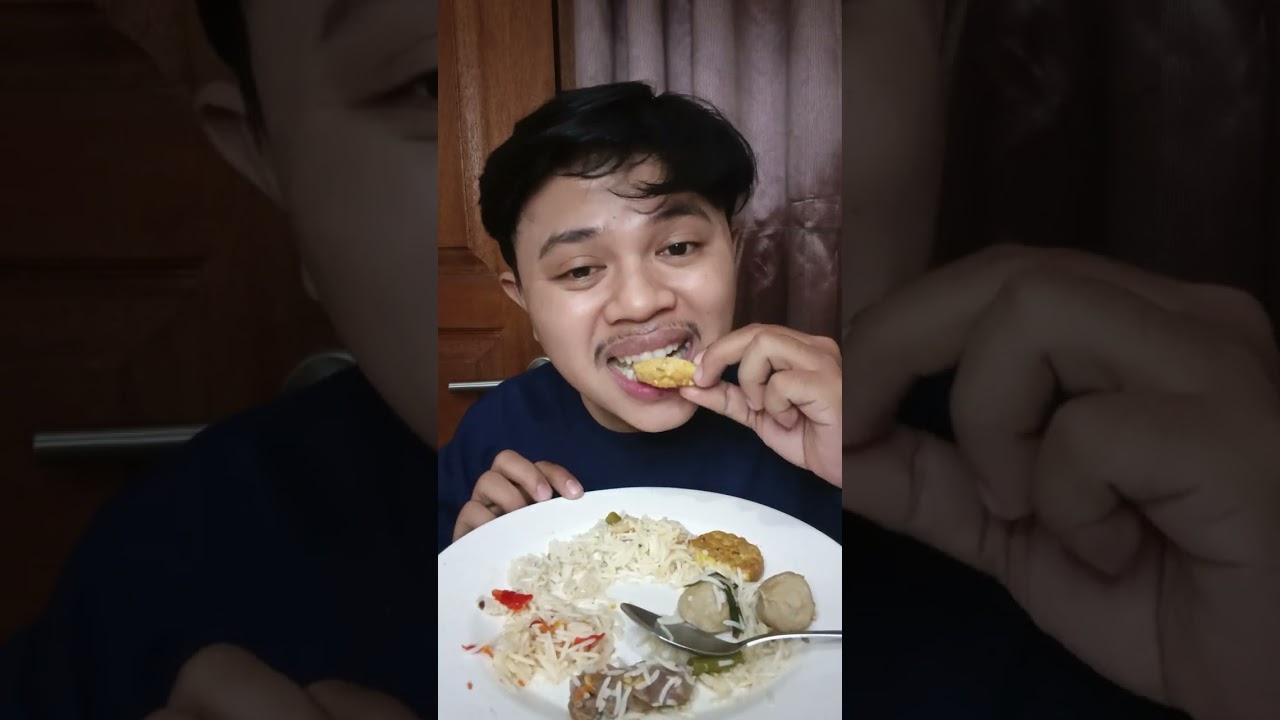 Makan daging sop pake sayur kol dan bakso