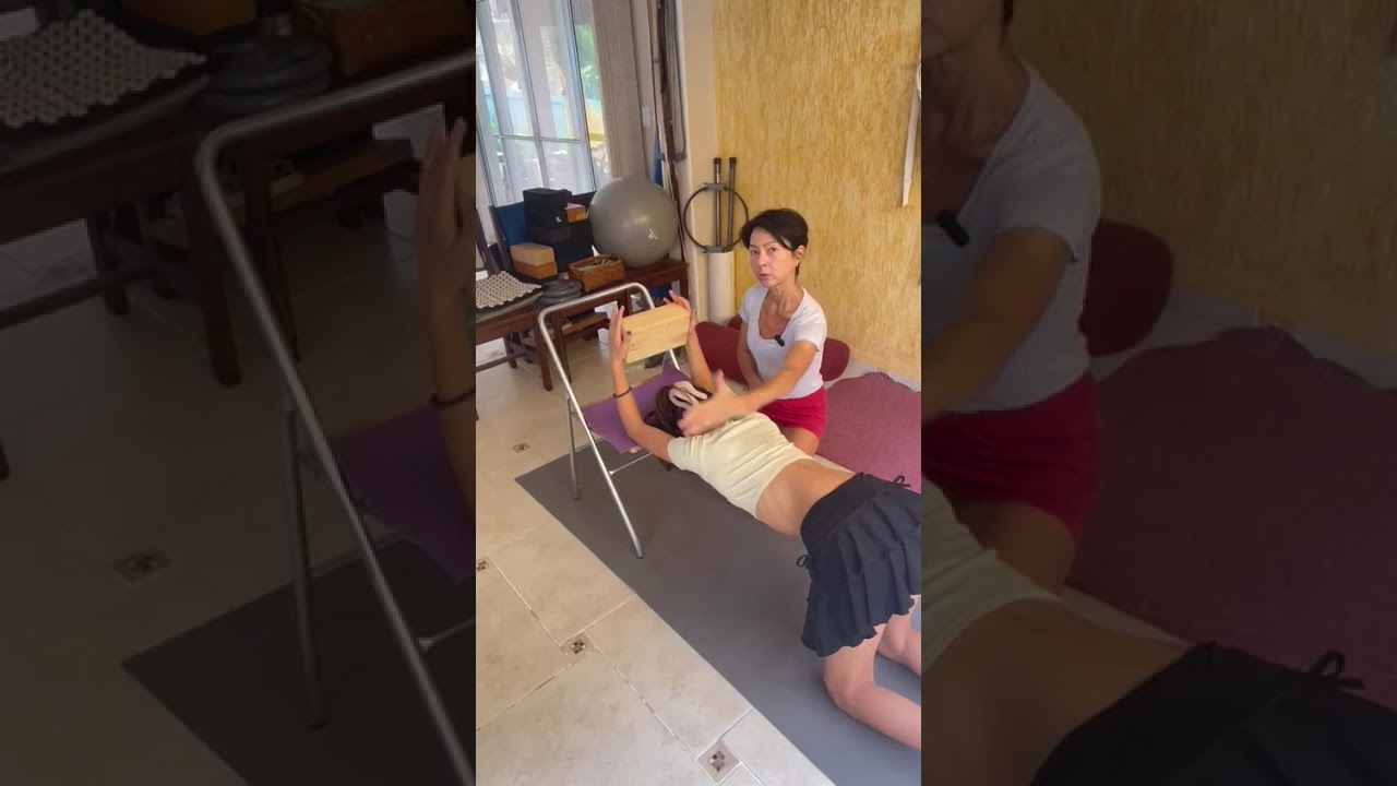 Ainda não realiza a postura Sirsasana? Exercite com o uso da cadeira um caminho de preparação.
