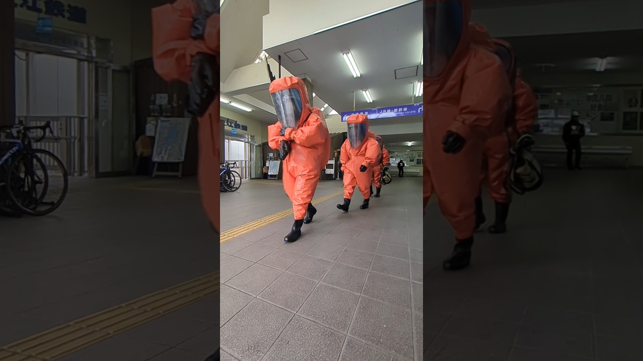 陽圧式化学防護衣を着た精鋭たちの姿