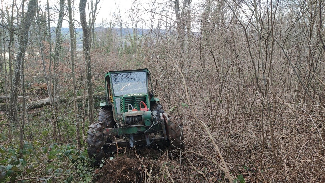 Le tracteur coincé sur un rocher dans la pente 