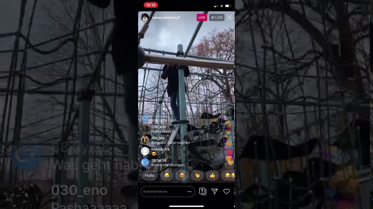Pashanim macht mit Kollegen Faxen auf spielplatz