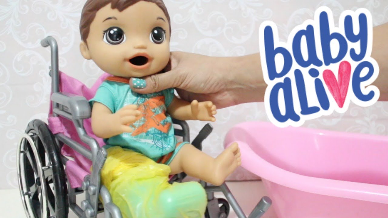 BABY ALIVE MEU PRIMEIRO FILHO GABRIEL COM BOTINHA DE GESSO NA HORA DO BANHO