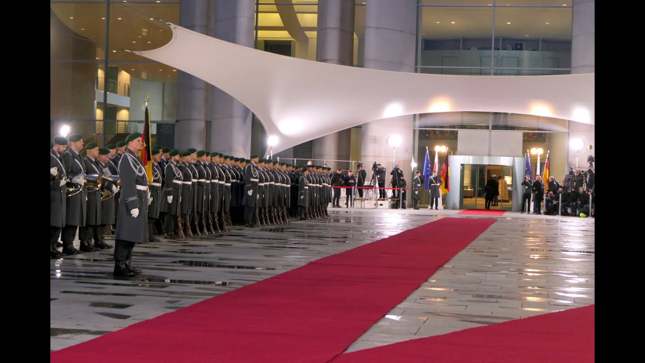 Militärische Ehren - Polens Ministerpräsident Donald Tusk