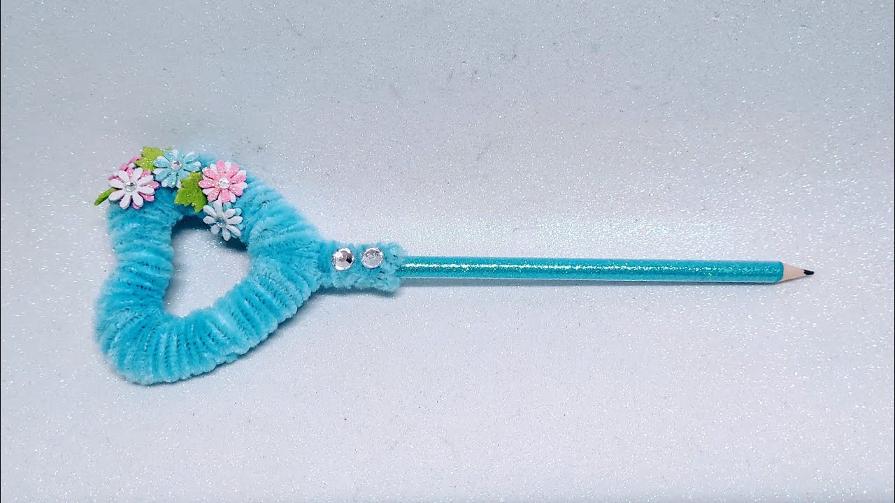 Cómo hacer lápiz corazón con limpiapipas y flores
