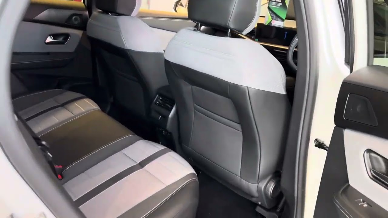 Vauxhall Grandland Ultimate Electric in Arctic White