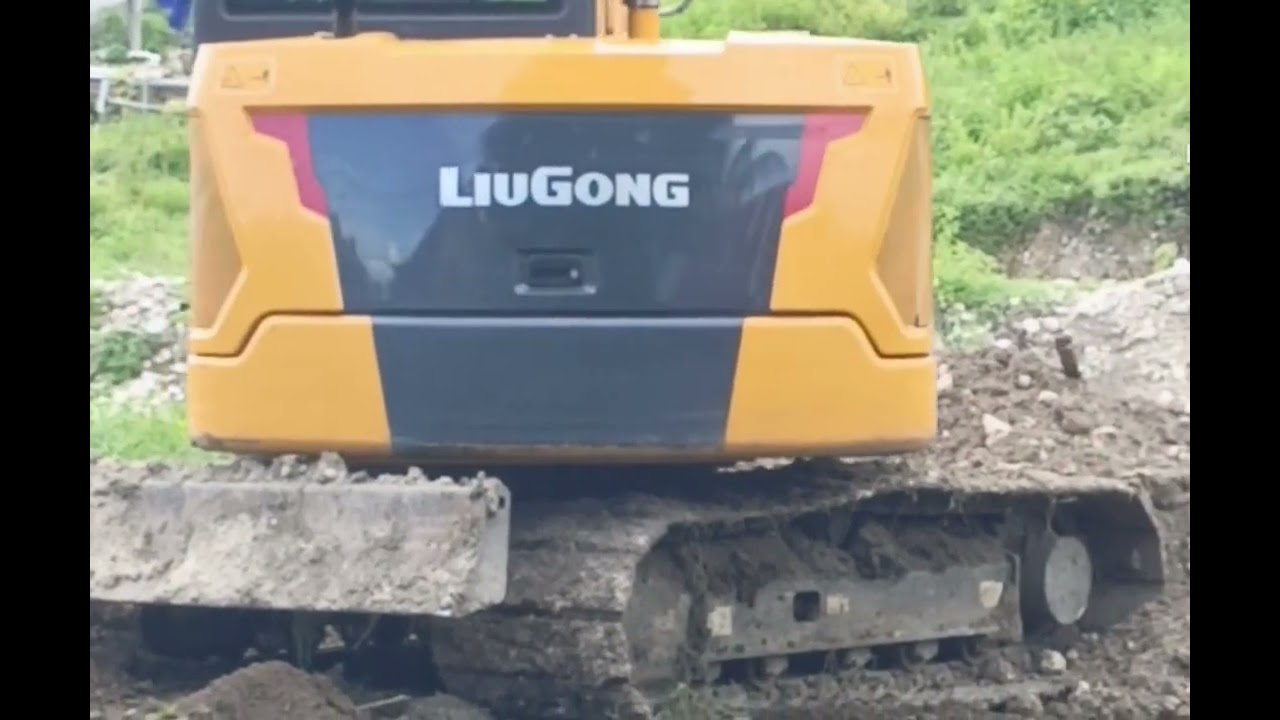 LIUGONG 906f mini excavator ratakan tana lansiran disamping rumah warga