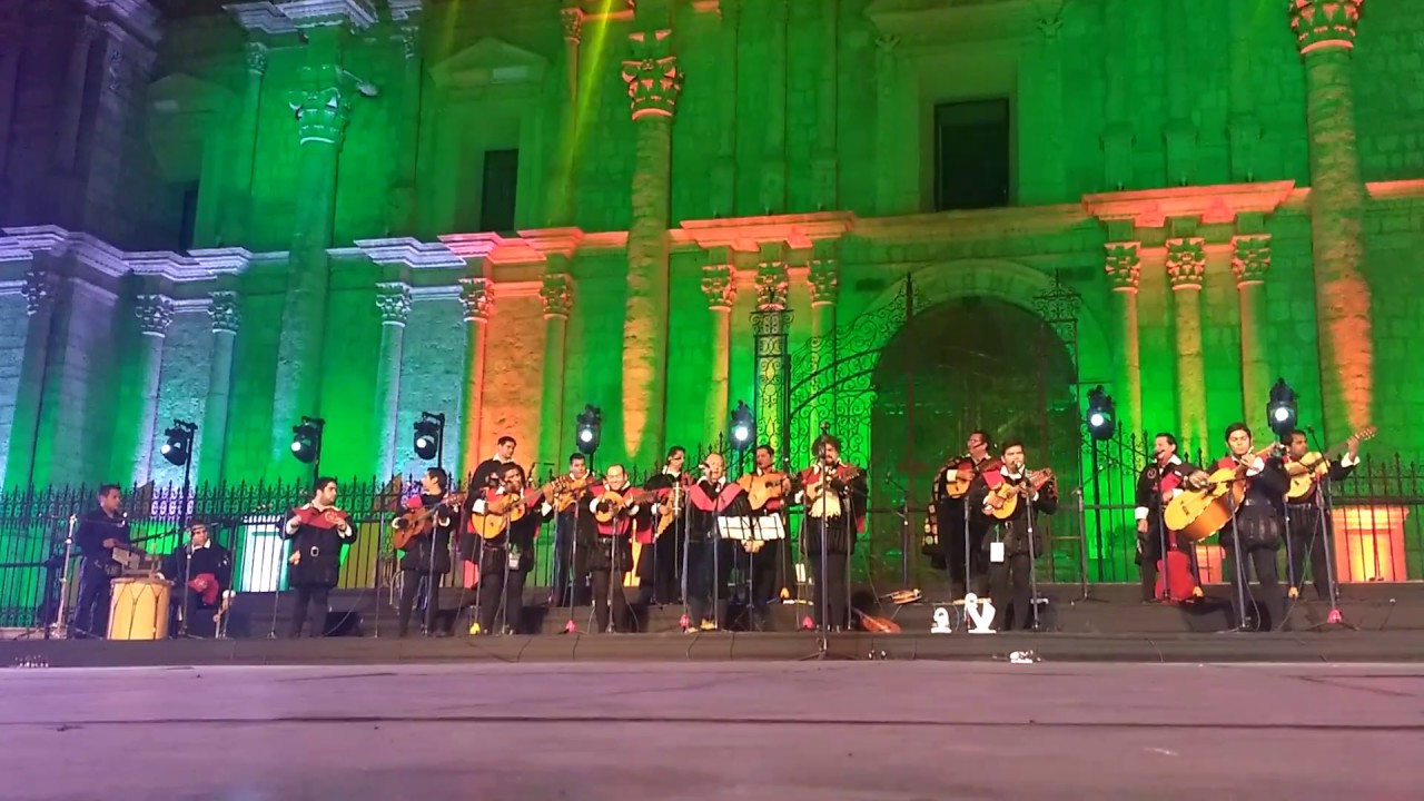 AVE DE CRISTAL INTERPRETADA POR LA TUNA DE DERECHO DE LA USMP . LIMA