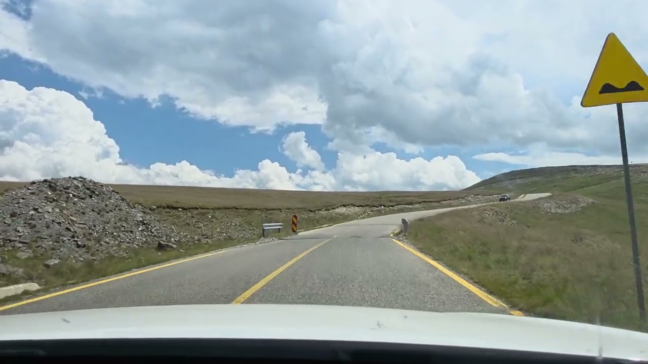 TransAlpina (DN 67C)din Carpații Meridionali. Este cea mai înaltă șos.din România,