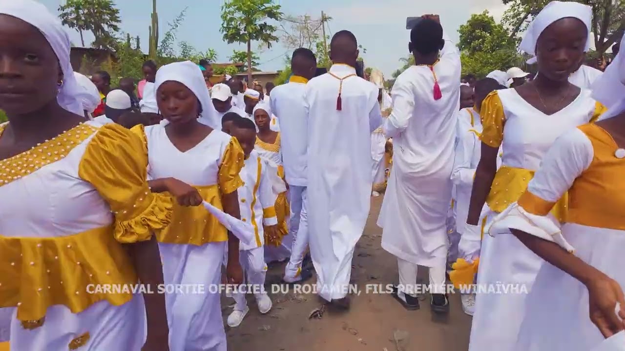 CARNAVAL SUR LA SORTIE OFFICIELLE DU ROI AMEN FILS PREMIER WINAÏVHA 