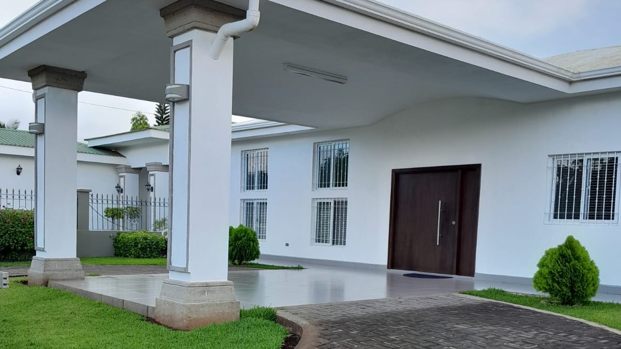 Se VENDE CASA con 3 HABITACIONES y PISCINA en Jinotepe.