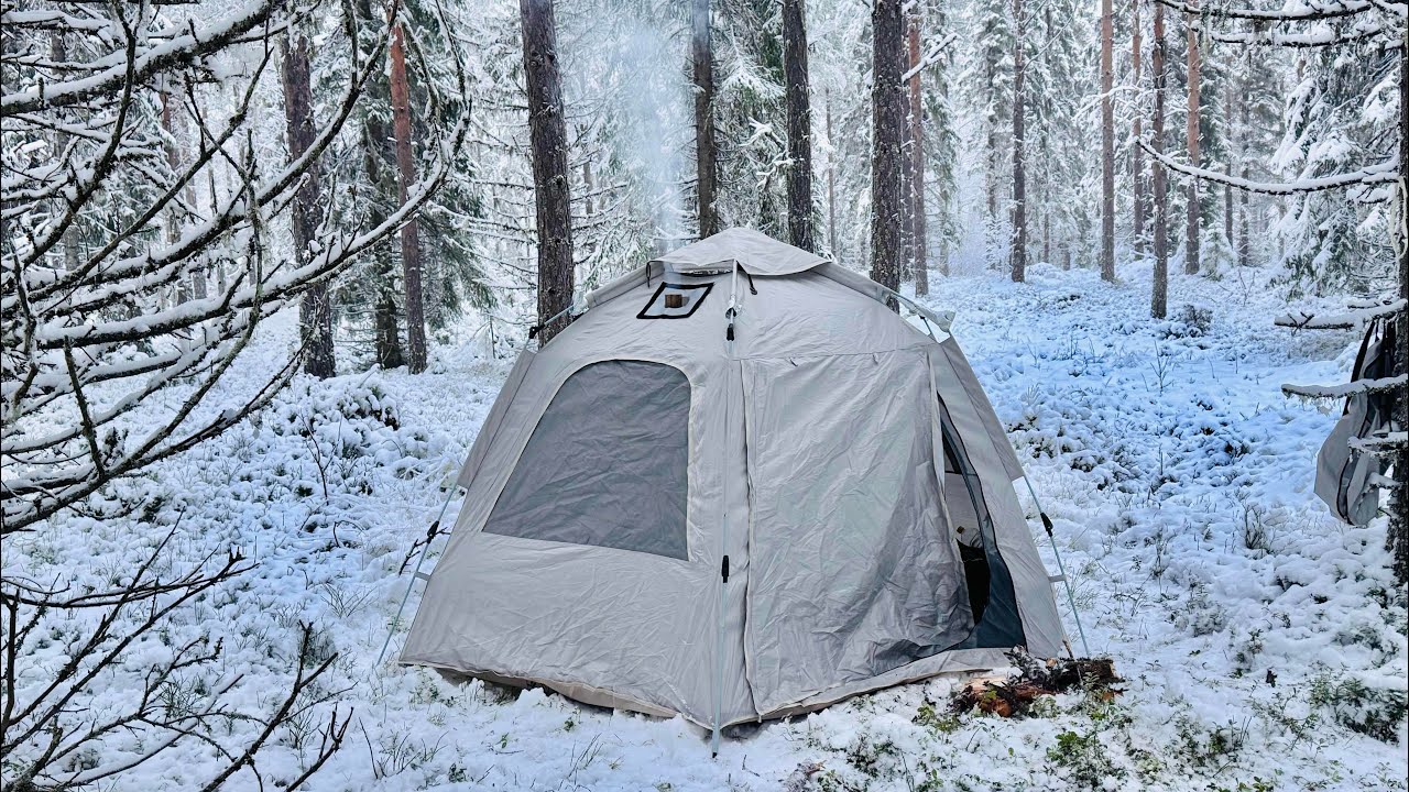 Vintercamping i snön varmt tält god mat total tystnad