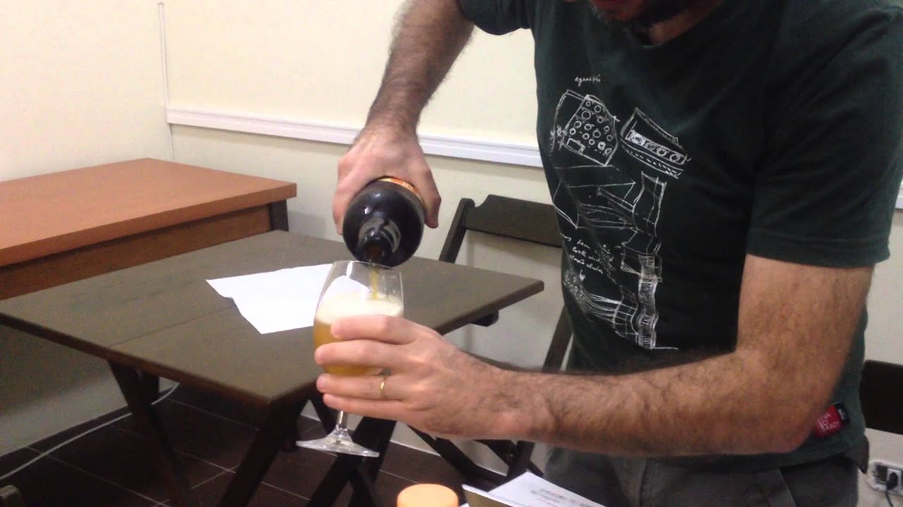 Anselmo abrindo a nossa La Trappe Tripel para o epis&oacute;dio 71!