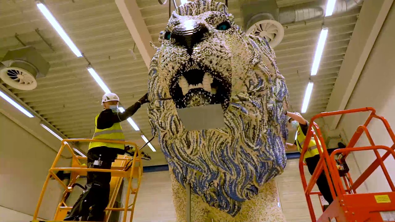 Building the LEGO® Sky Lion