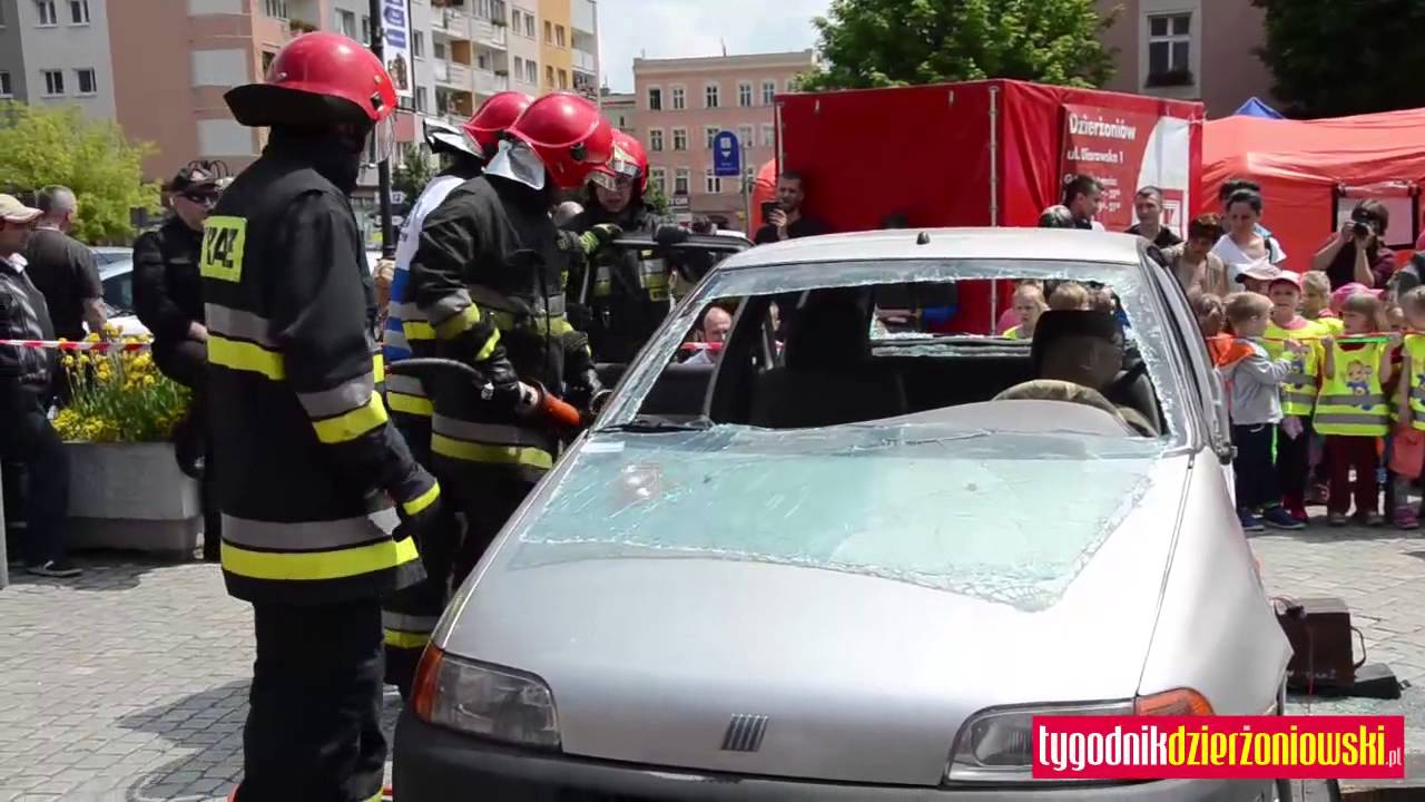 Uwalnianie rannego z samochodu