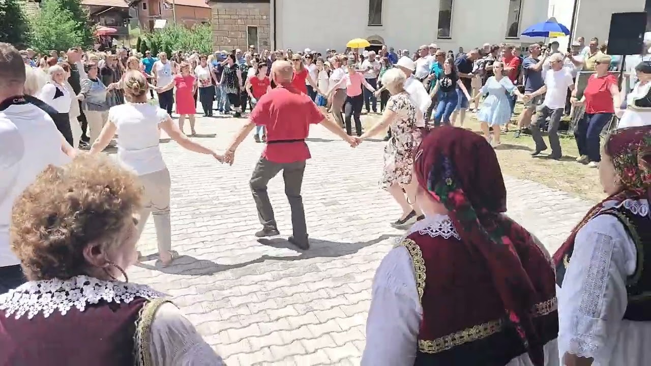 Kolo nakon svete mise u Pećinama