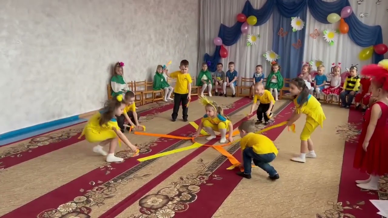 Танок «сонячні промінчики»  середня гр. Сонечко