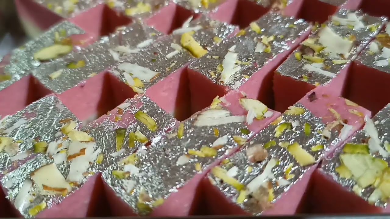 making strawberry burfi|halvai style Barfi recipe|Barfi recipe|Hindi recipe