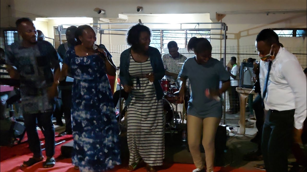 Pure Pentecostal Praise Led by Deaconess Jane Quaye | Sunday Street Gospel Evangelism