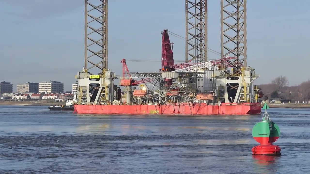 5 Sleepboten zijn er nodig om de ERDA de Nieuwe Waterweg op te slepen.18-01-2026