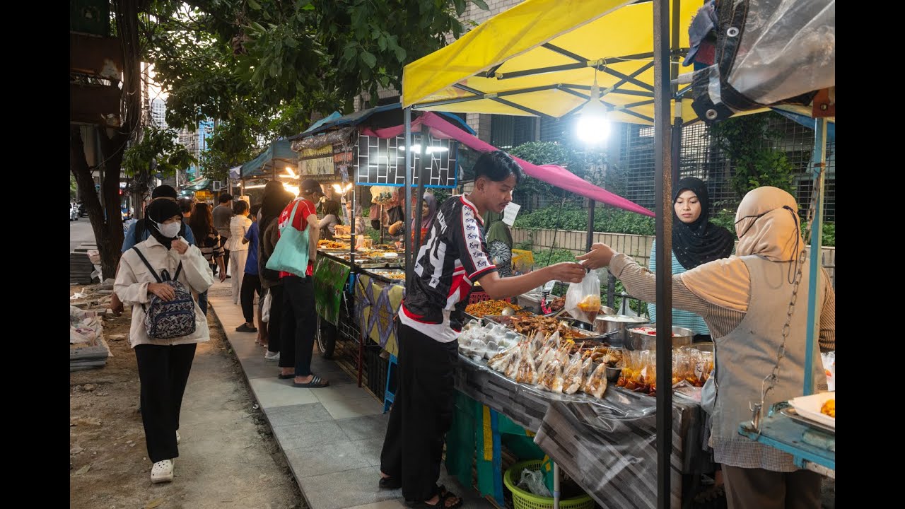 [4K] Walking tour along Ramkhamhaeng road capturing the busy street vibes on the evening