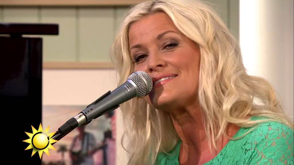 Tina Ahlin framför Midsommar under linden - Nyhetsmorgon (TV4)
